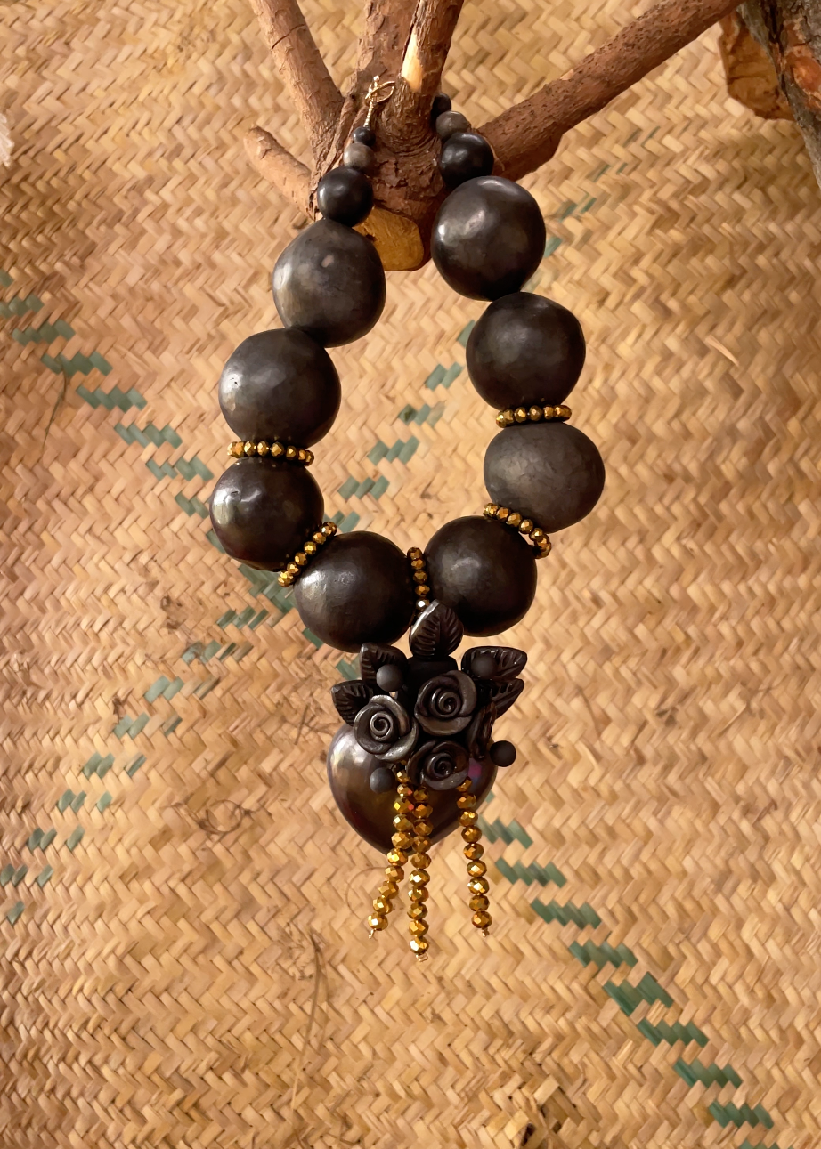 Collar corazón de barro negro con detalles dorados