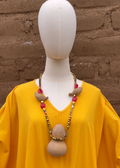 Collar de barro rojo en forma de bule