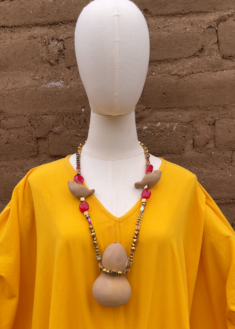 Collar de barro rojo en forma de bule