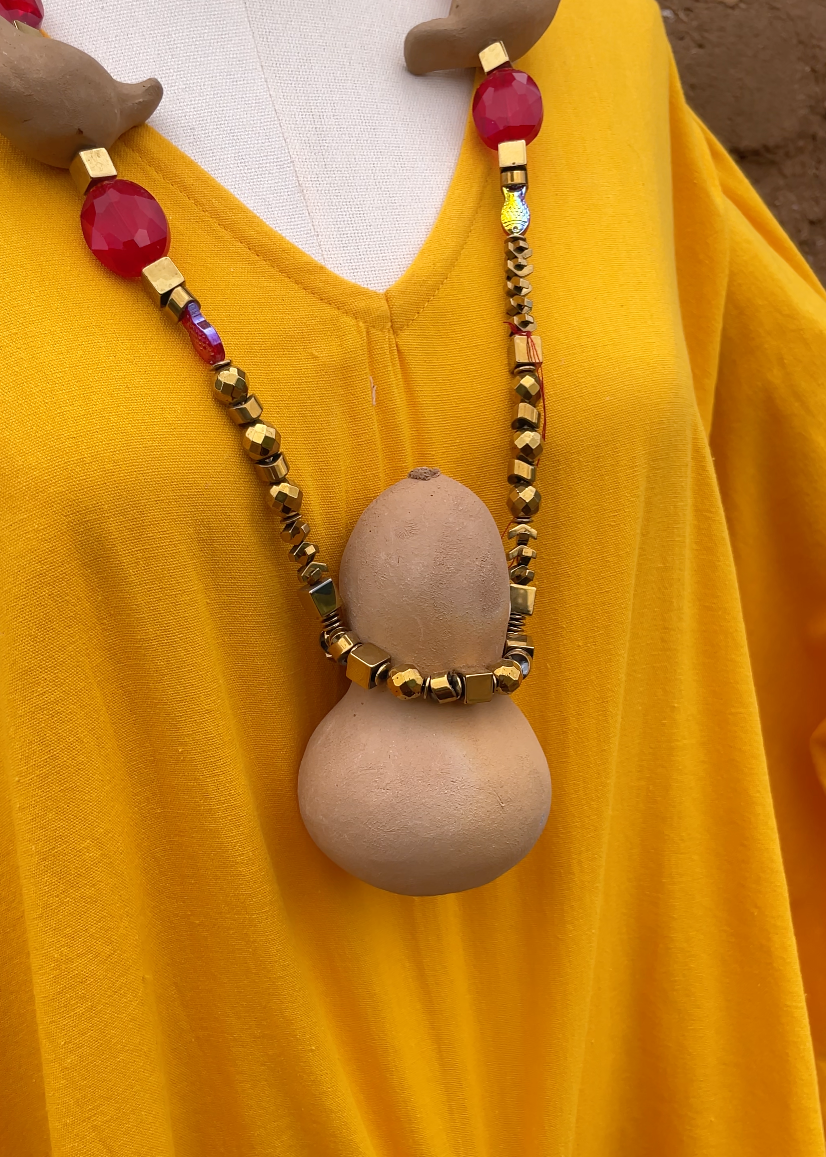 Collar de barro rojo en forma de bule
