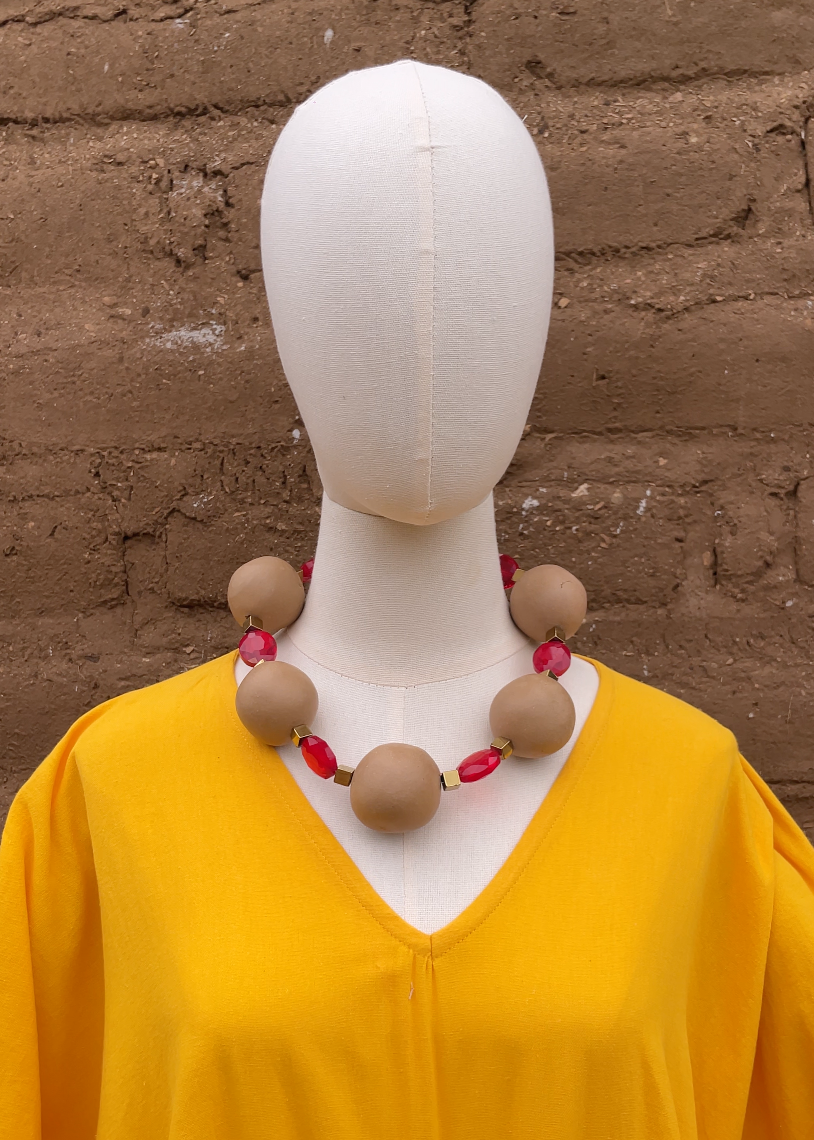 Collar circular de barro rojo