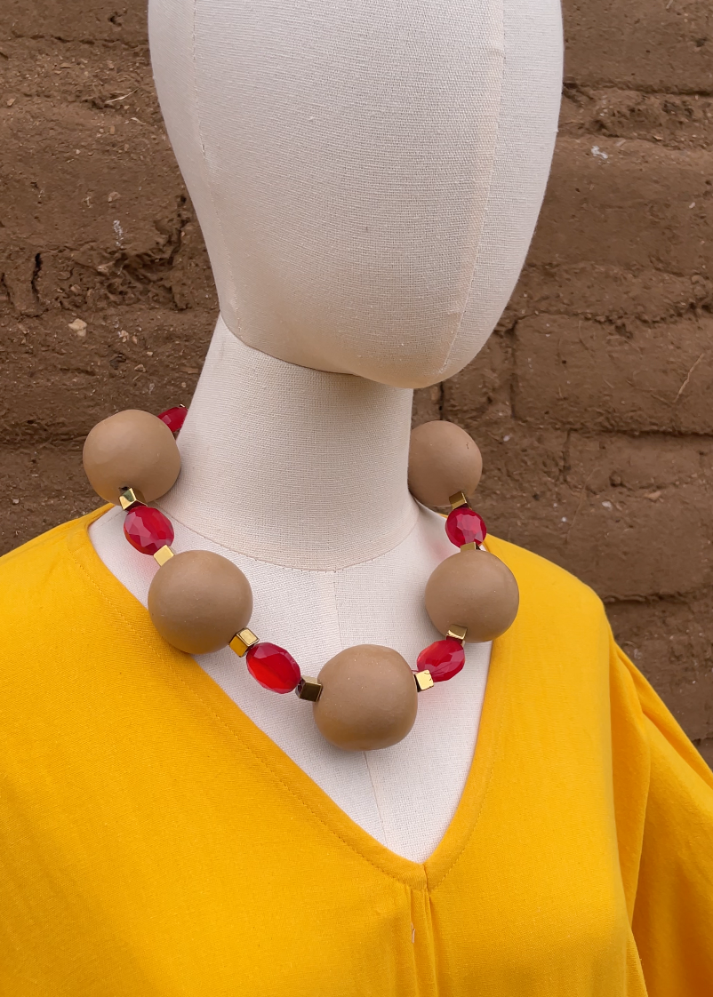 Collar circular de barro rojo
