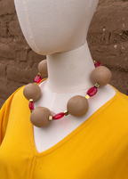 Collar circular de barro rojo
