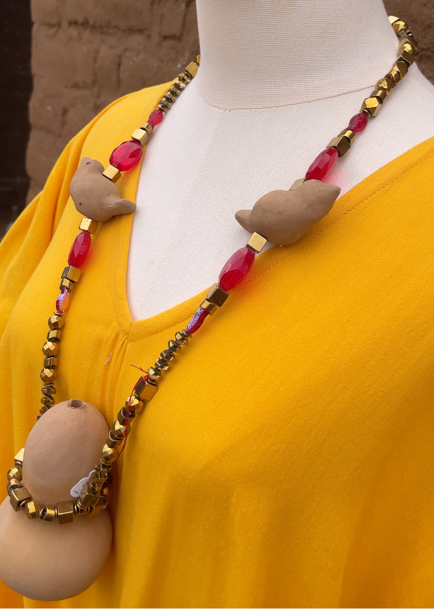 Collar de barro rojo en forma de bule