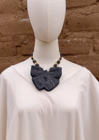 Collar de mariposa en barro negro