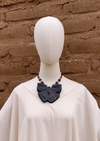 Collar de mariposa en barro negro