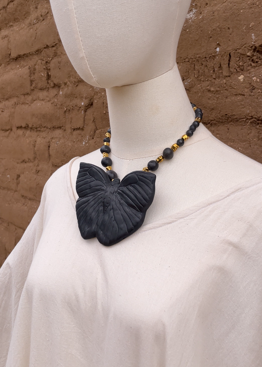 Collar de mariposa en barro negro