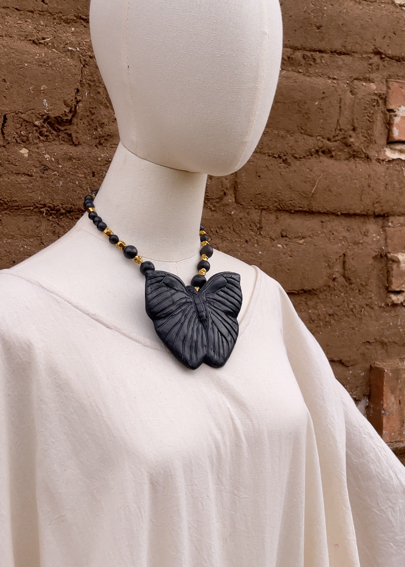 Collar de mariposa en barro negro