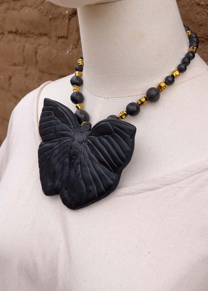 Collar de mariposa en barro negro