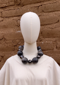 Collar de bolitas de barro negro