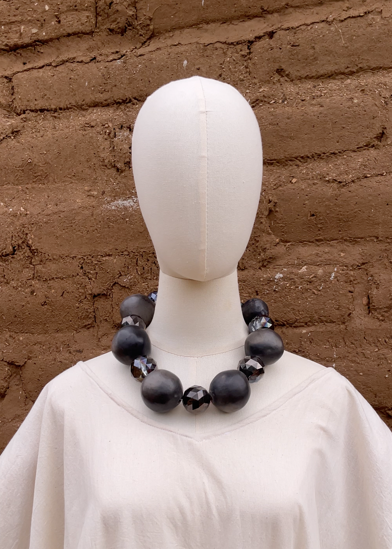 Collar de bolitas de barro negro
