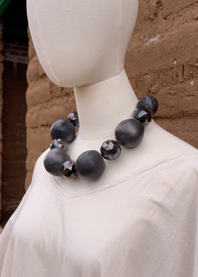 Collar de bolitas de barro negro