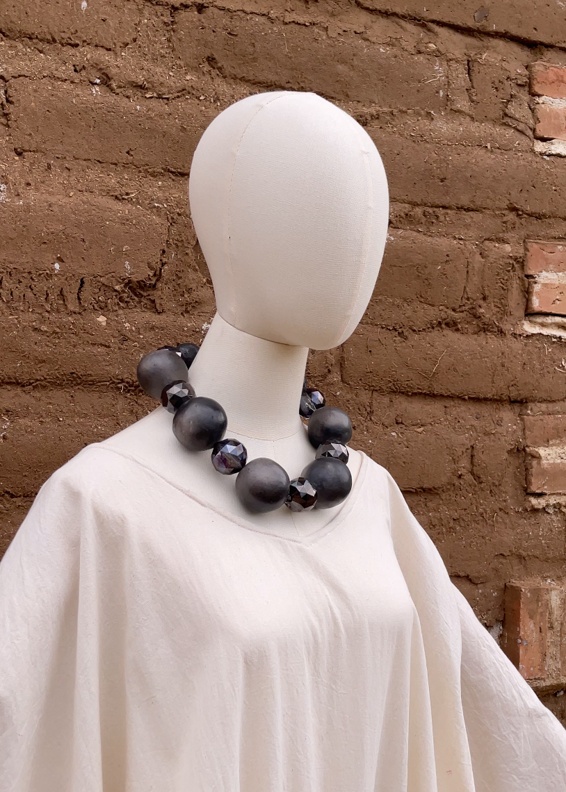 Collar de bolitas de barro negro