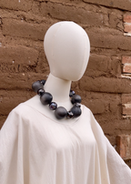 Collar de bolitas de barro negro