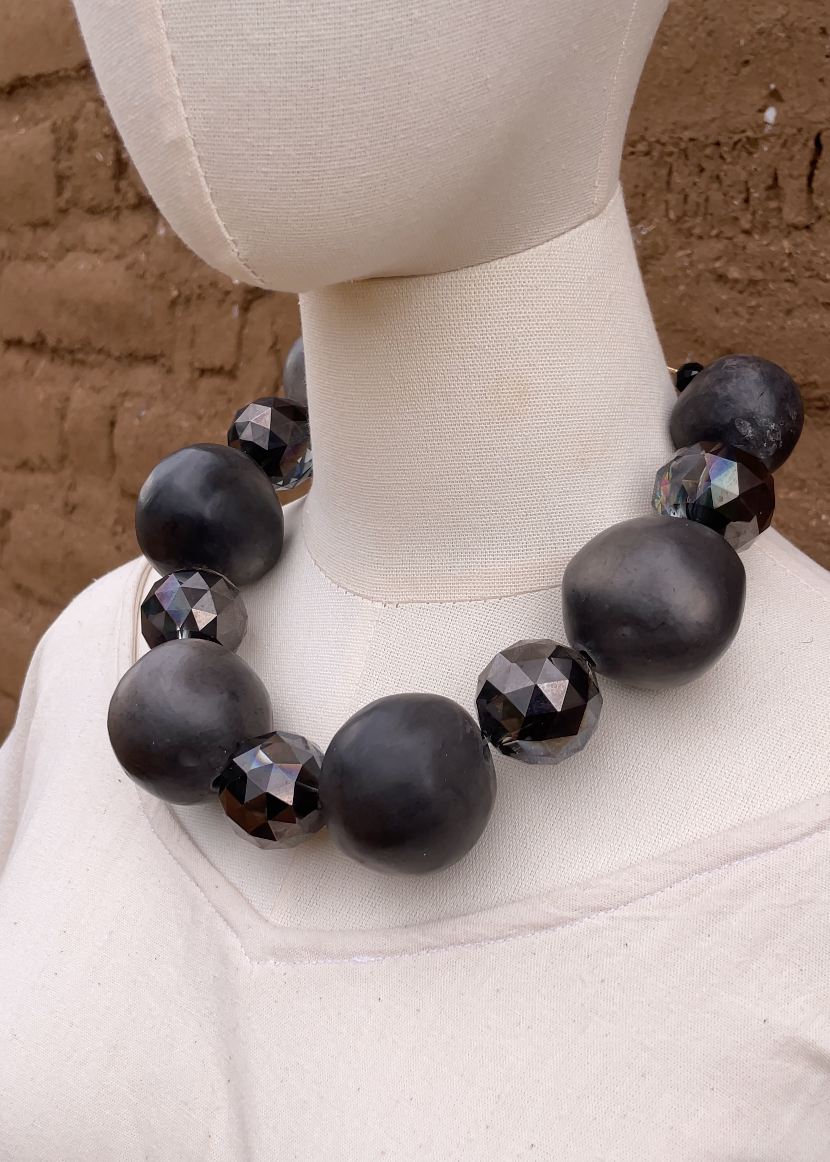 Collar de bolitas de barro negro