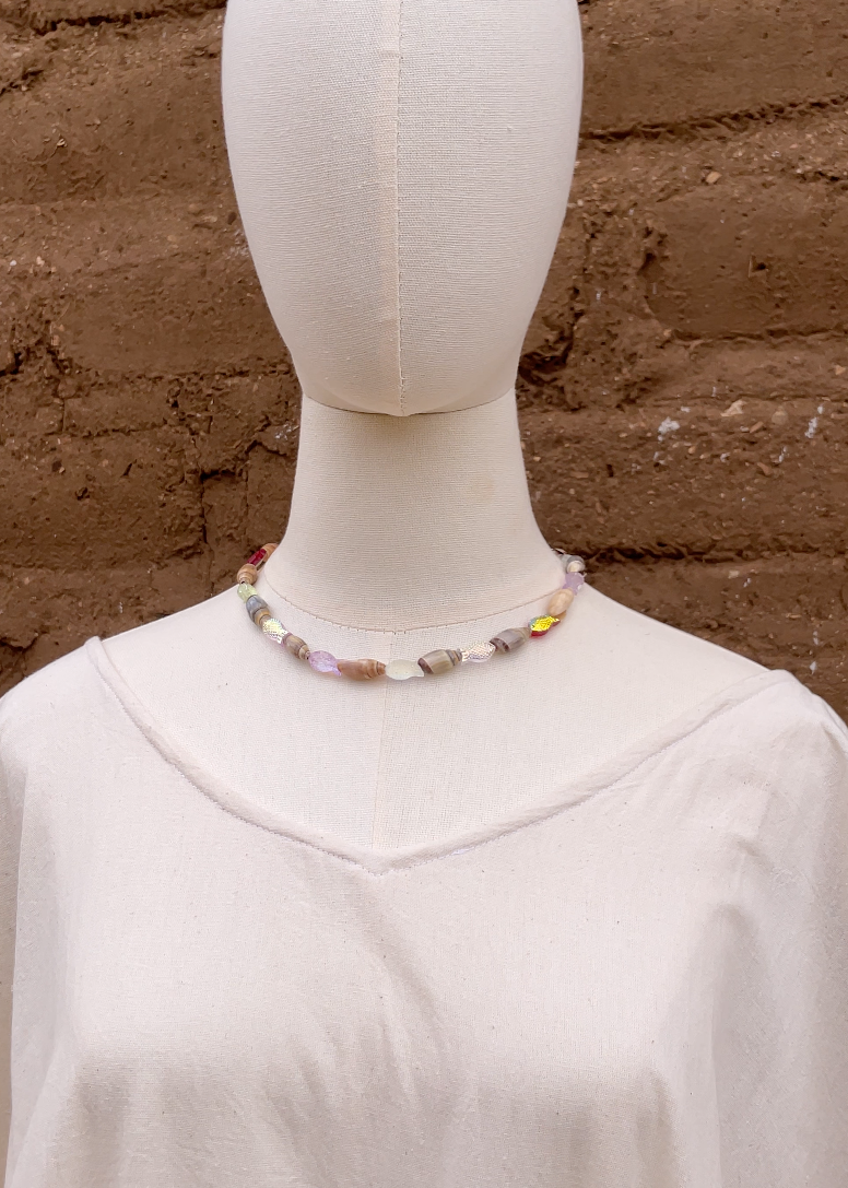 Collar de cristales con peces multicolor