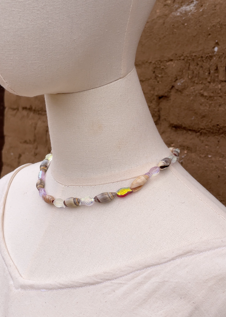 Collar de cristales con peces multicolor