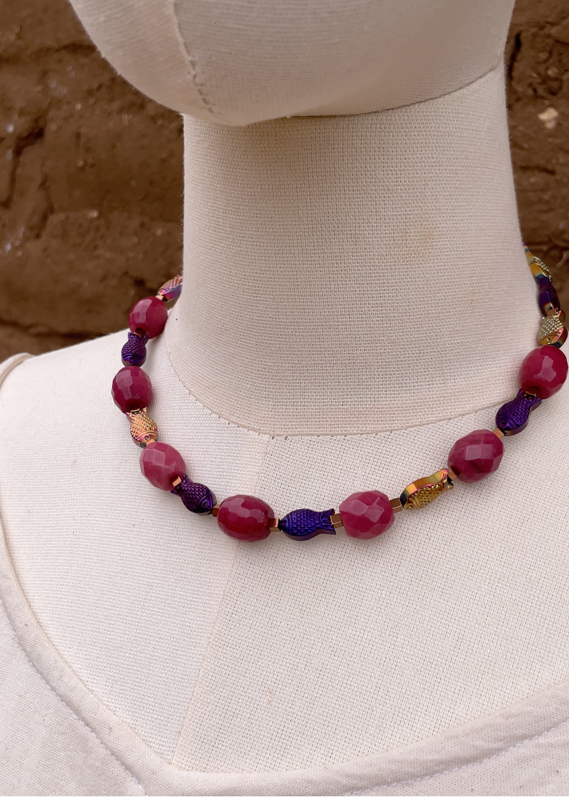 Collar de peces y cristales circulares