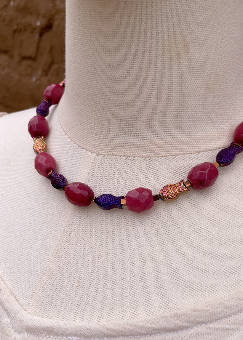 Collar de peces y cristales circulares
