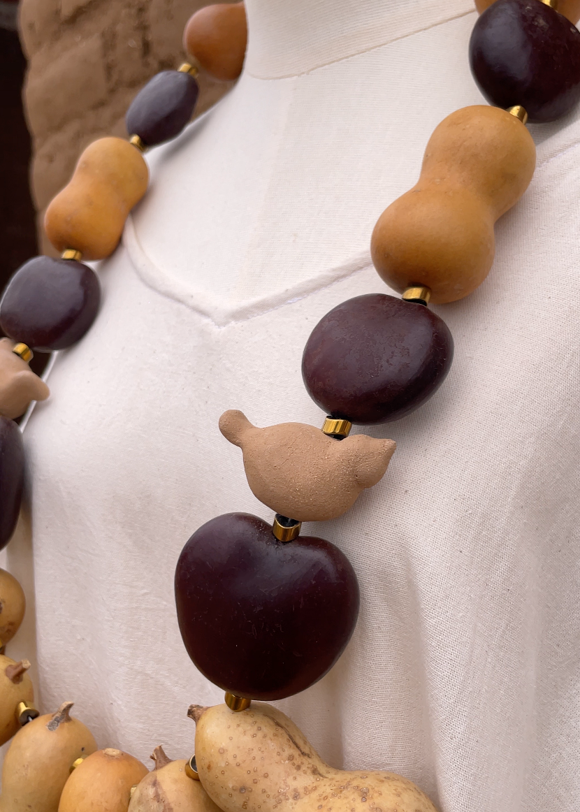 Collar corazón de mono y bules