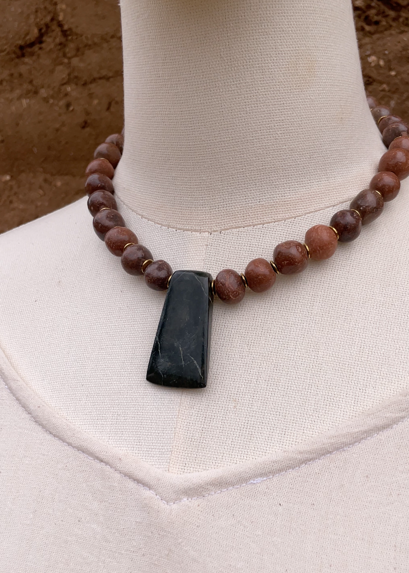 Collar de barro rojo con elemento de jade