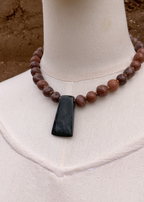Collar de barro rojo con elemento de jade