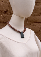 Collar de barro rojo con elemento de jade