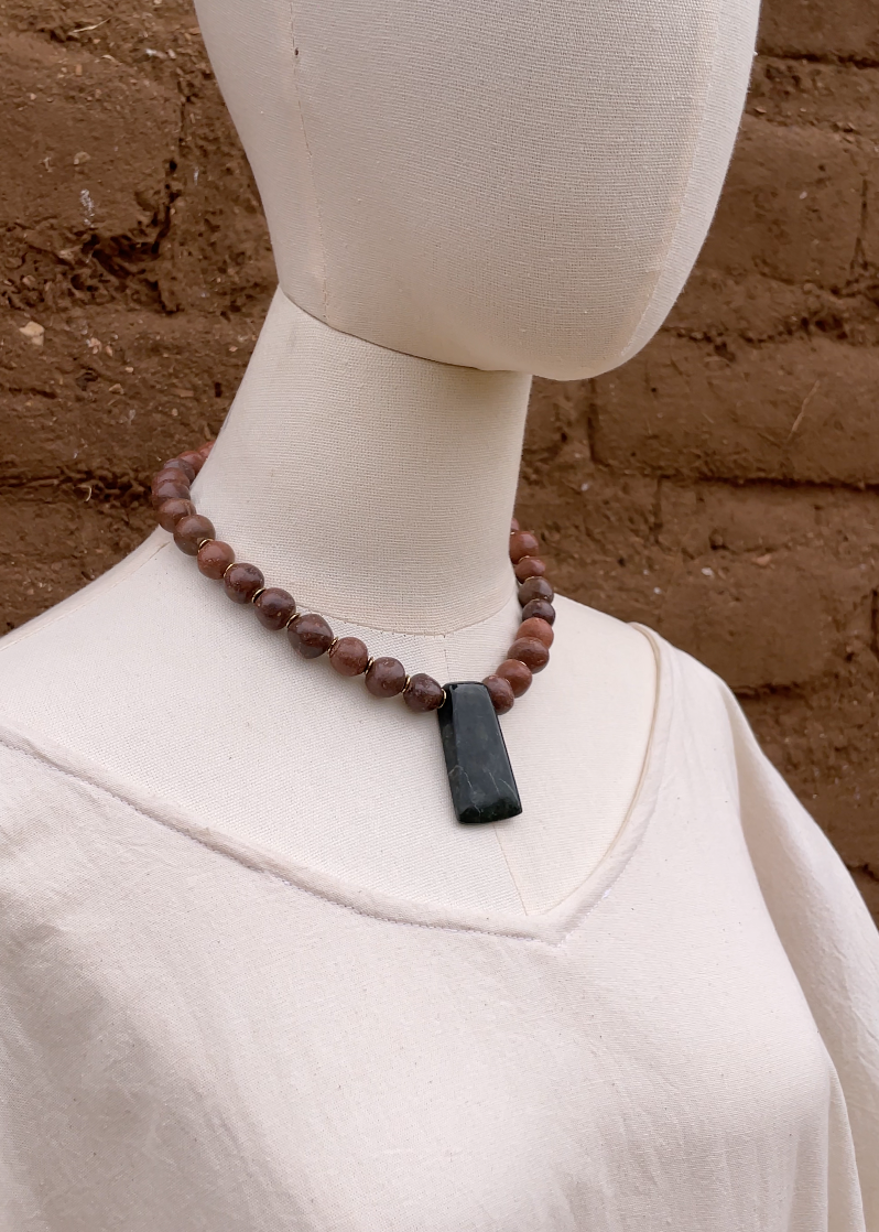 Collar de barro rojo con elemento de jade