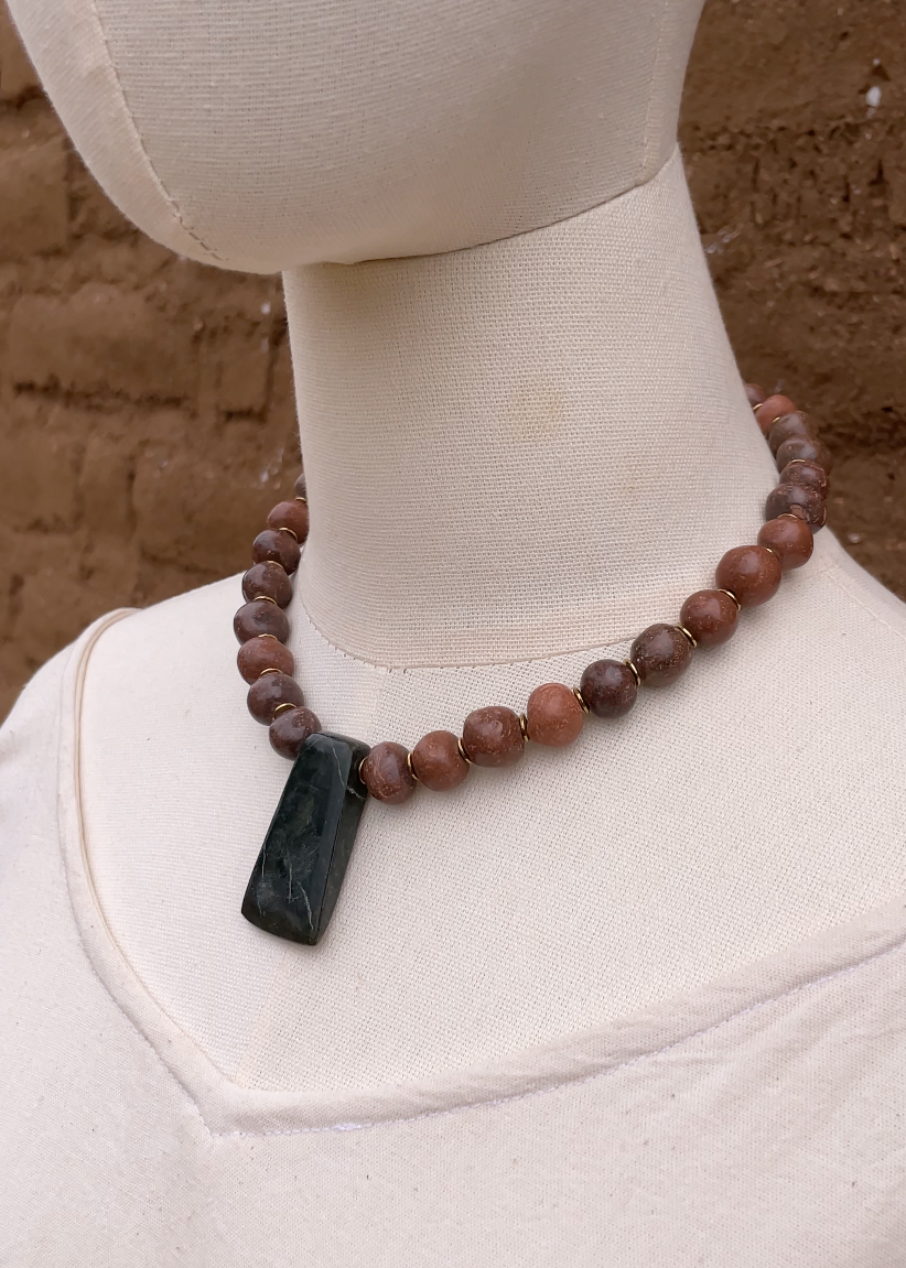 Collar de barro rojo con elemento de jade