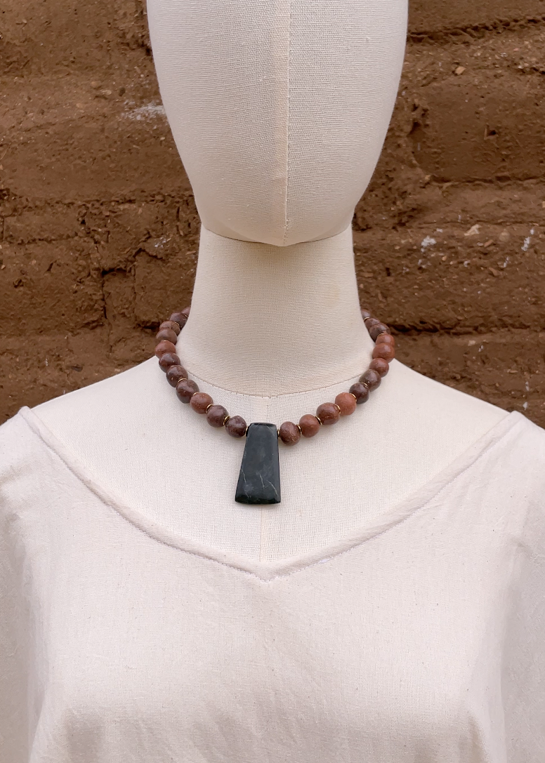 Collar de barro rojo con elemento de jade