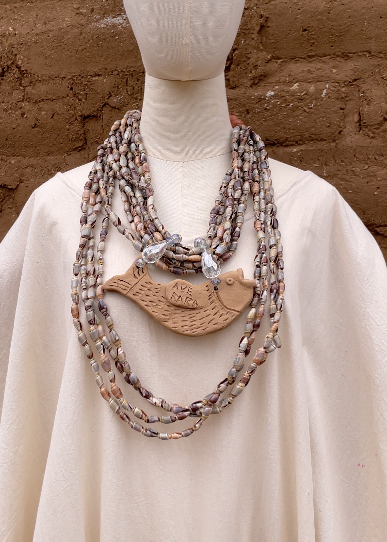 Collar de lagrimas con pez de barro rojo