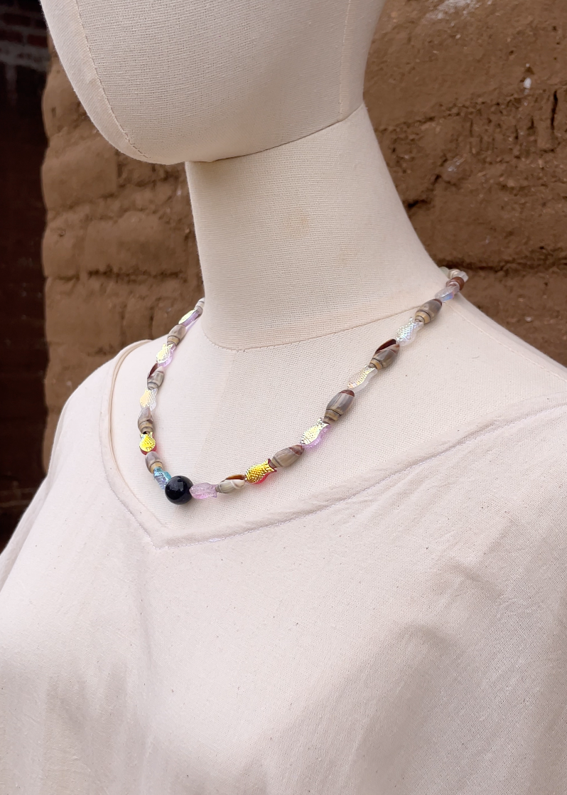 Collar de peces cristalinos tornasol con dije bolita