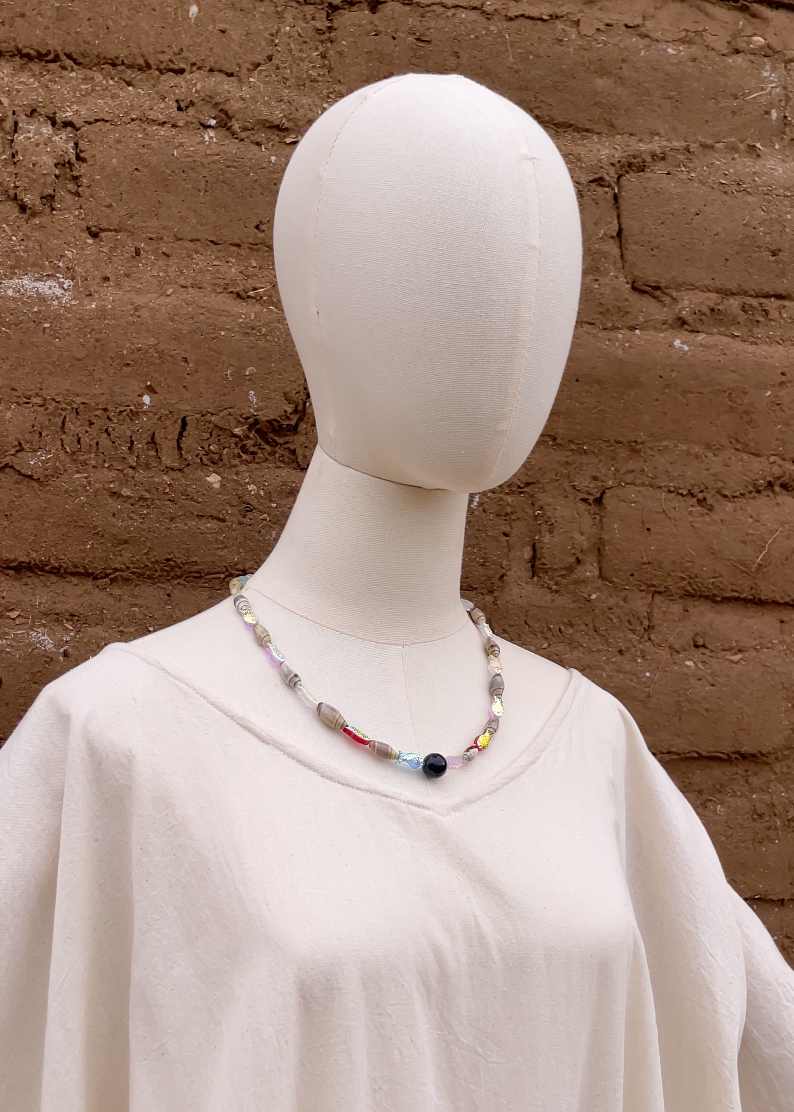 Collar de peces cristalinos tornasol con dije bolita