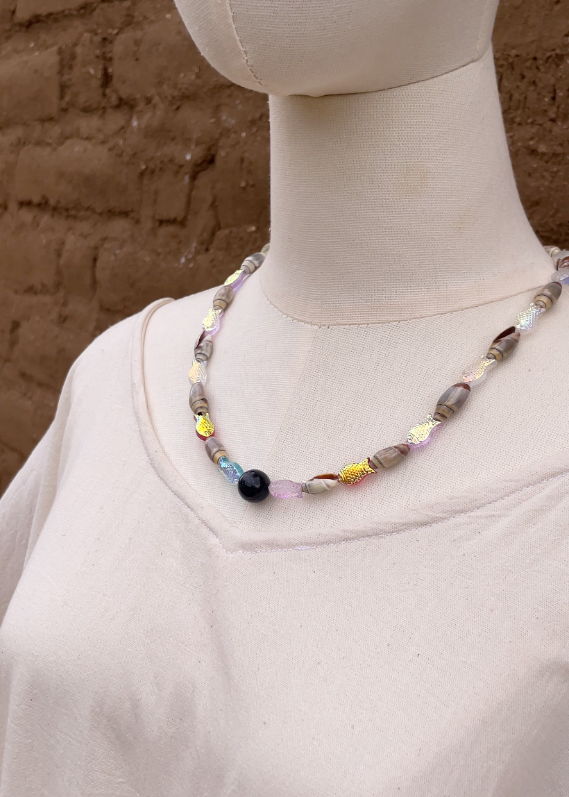 Collar de peces cristalinos tornasol con dije bolita