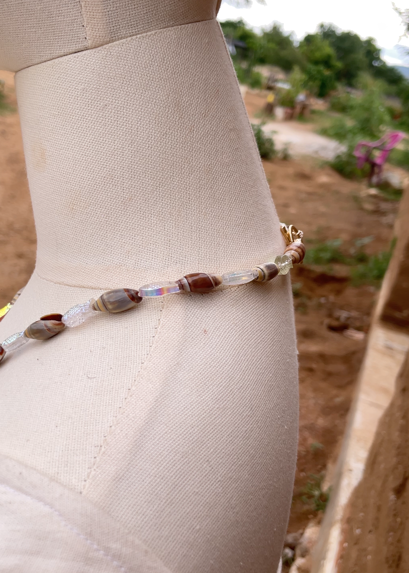 Collar de peces cristalinos tornasol con dije bolita