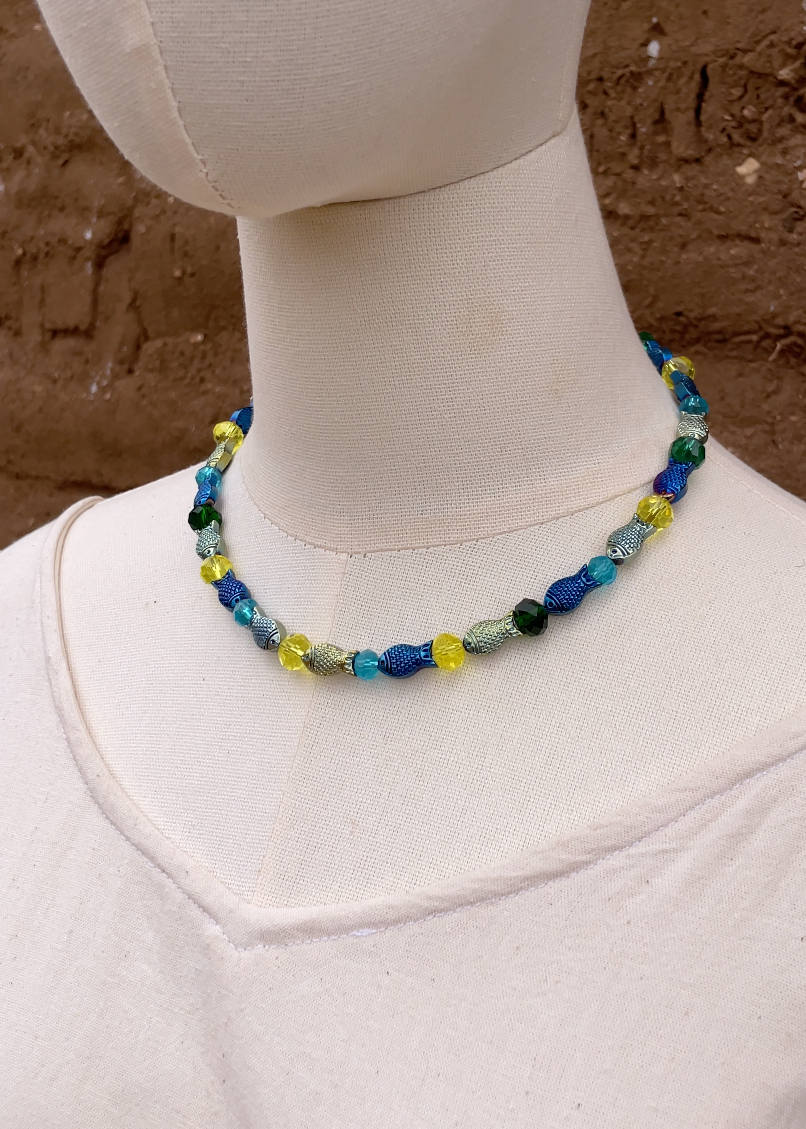 Collar peces multicolor diverso