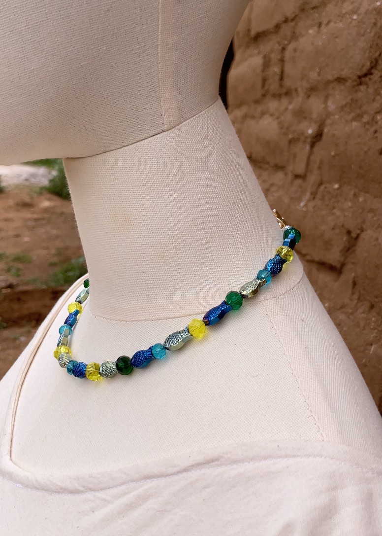 Collar peces multicolor diverso