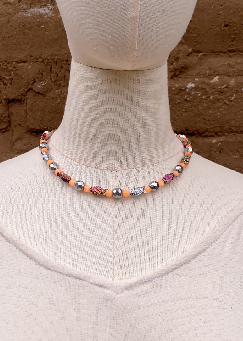 Collar peces intercalados con bolitas melón