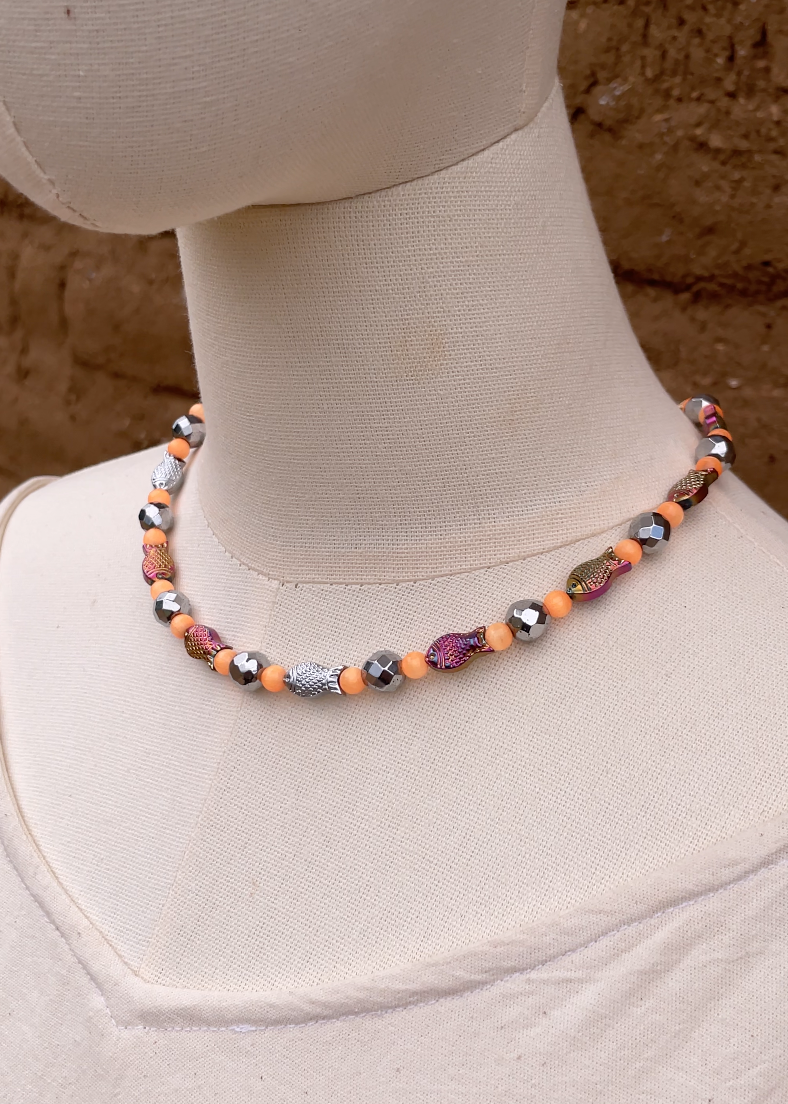Collar peces intercalados con bolitas melón