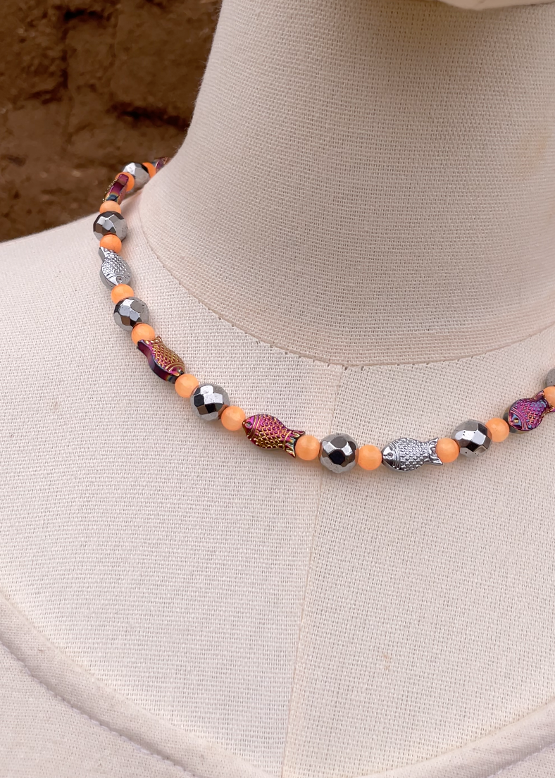 Collar peces intercalados con bolitas melón