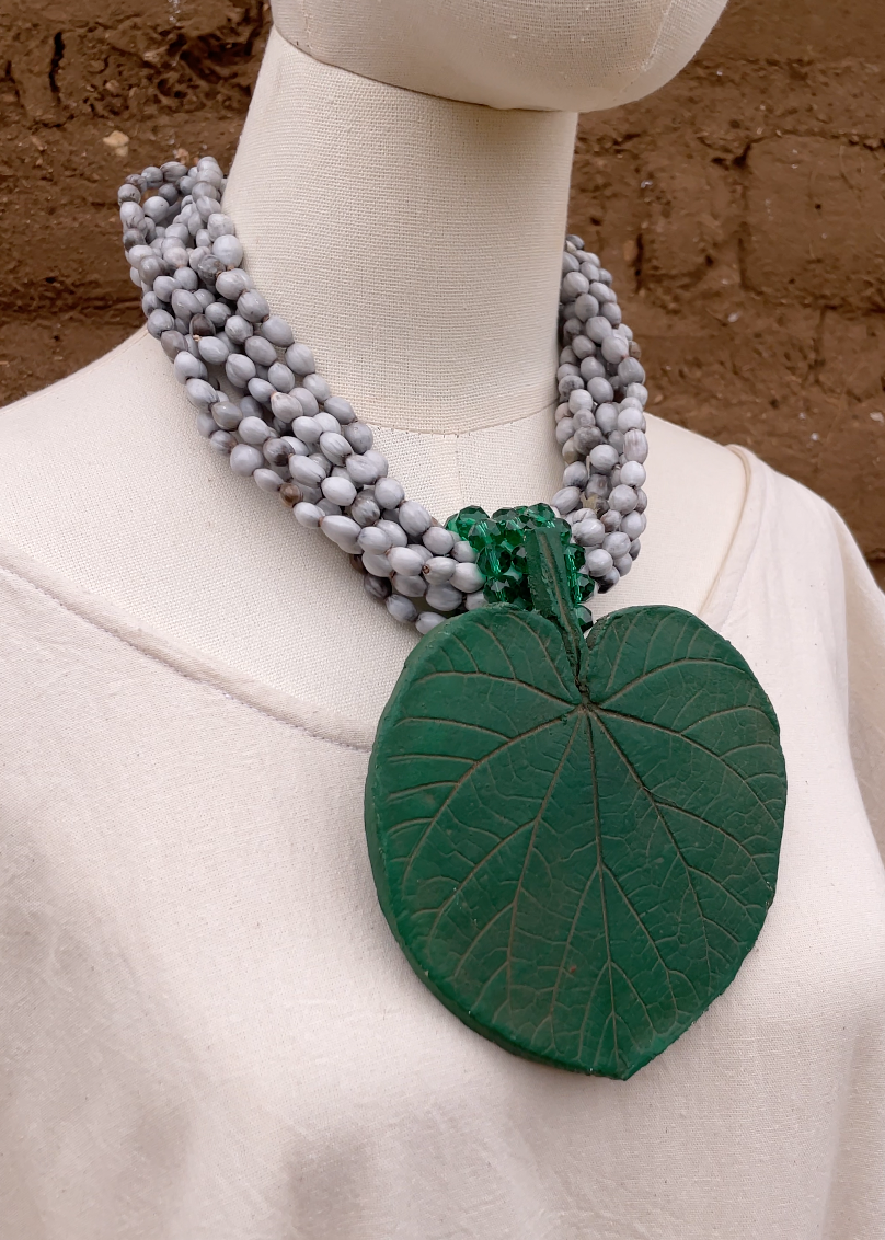 Collar lágrimas De San Pedro con dije de hoja