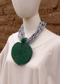 Collar lágrimas De San Pedro con dije de hoja