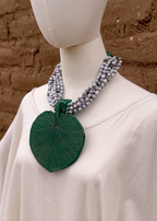 Collar lágrimas De San Pedro con dije de hoja