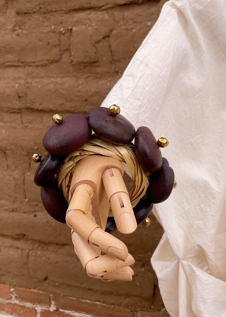 Pulsera de carrizo con corazón de mono