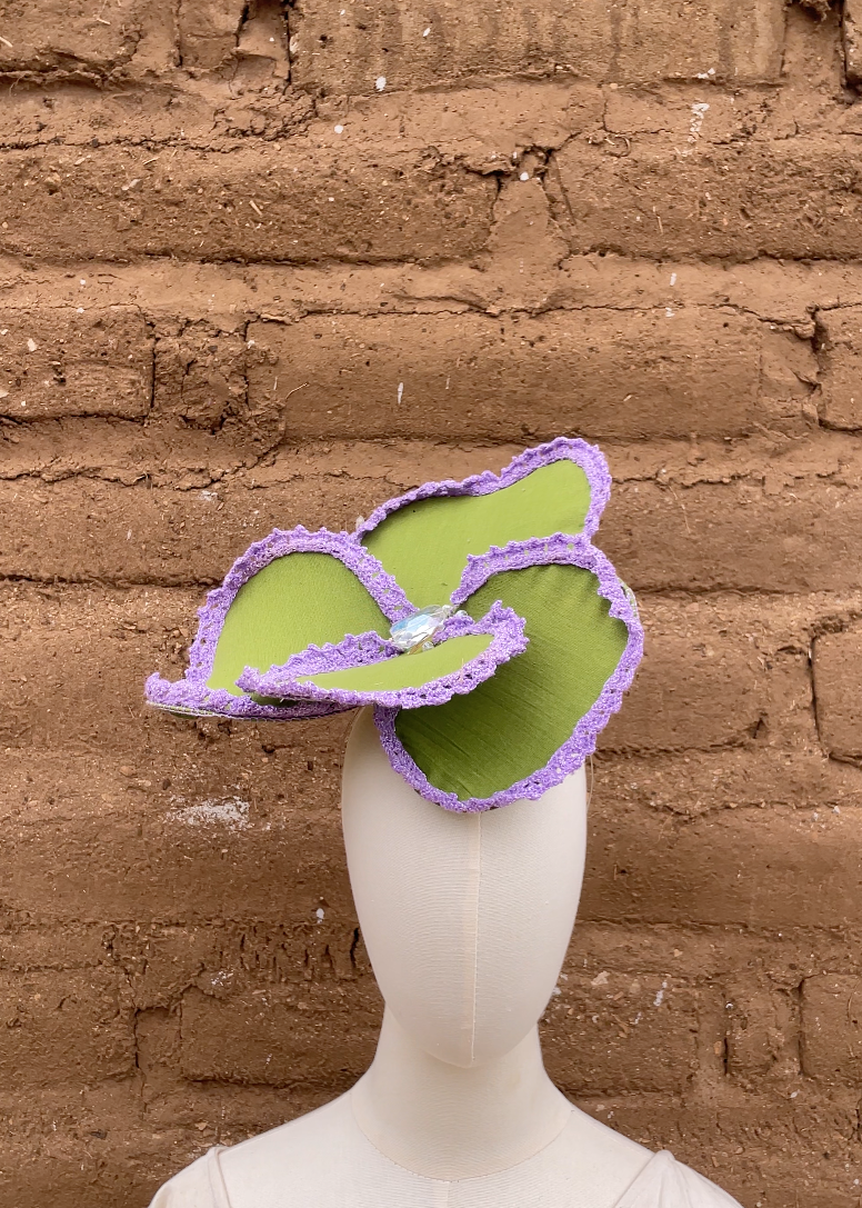 Diadema floral con encaje
