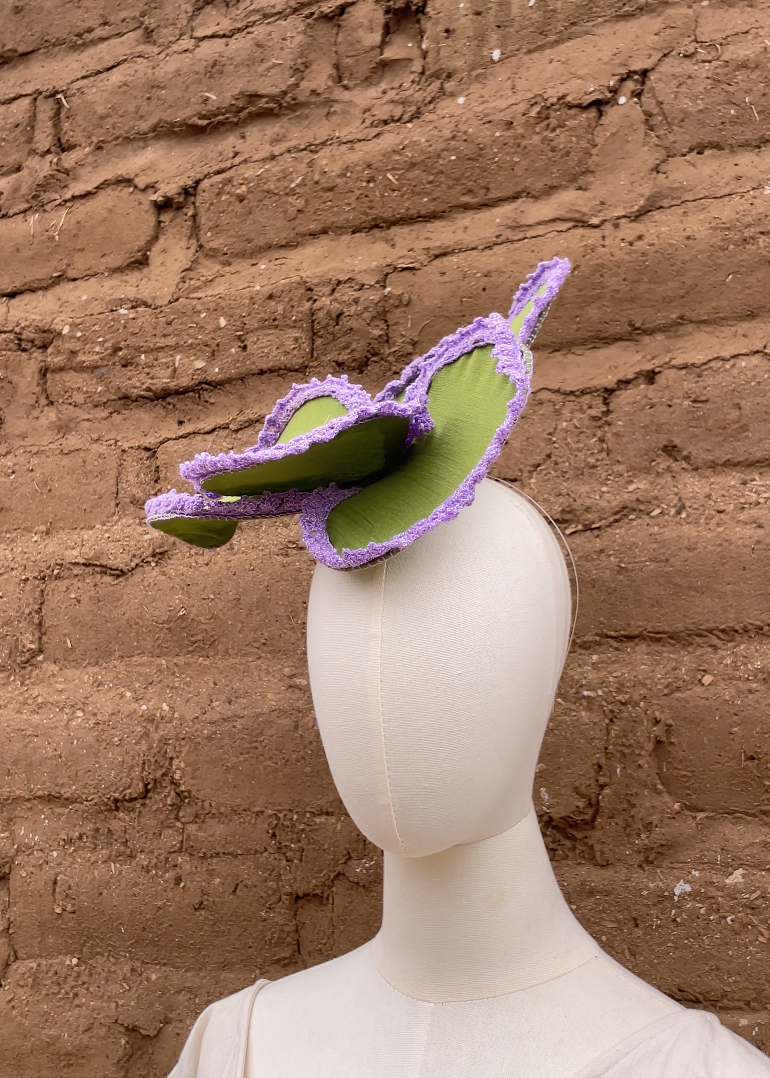 Diadema floral con encaje