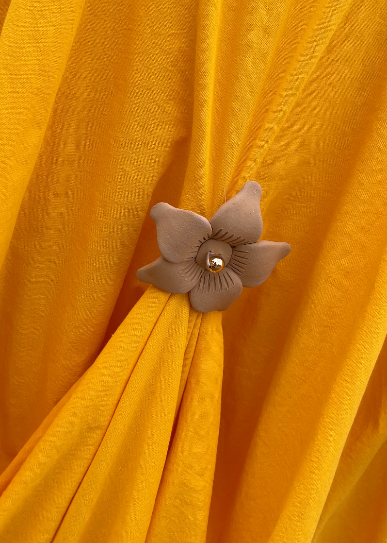 Túnica con accesorios florales