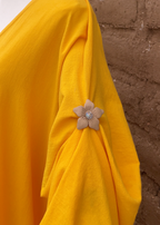 Túnica con accesorios florales