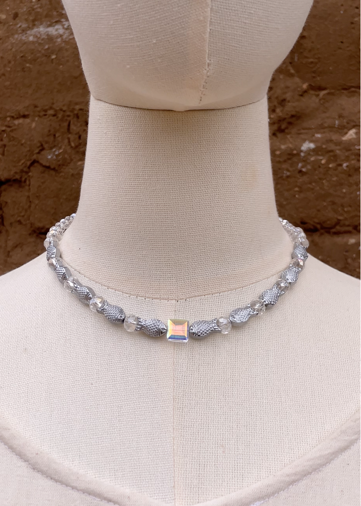Collar camino de pececitos plateados