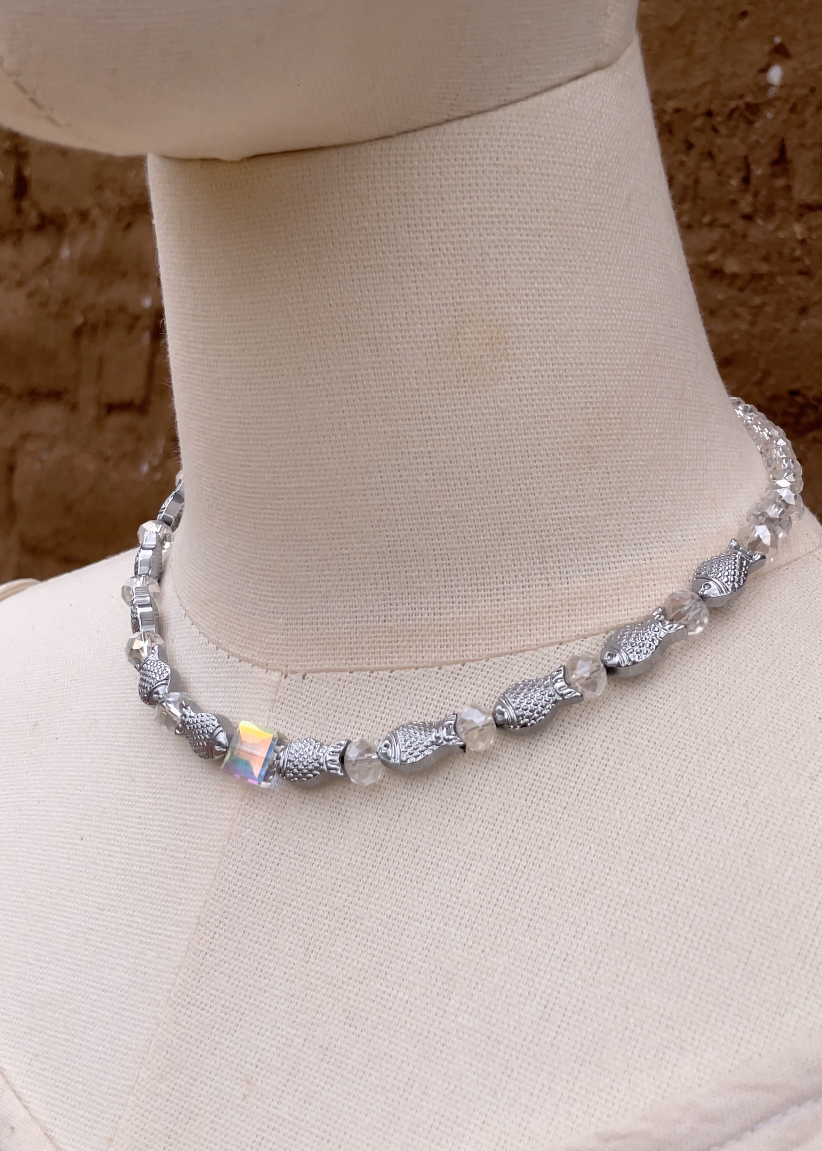 Collar camino de pececitos plateados